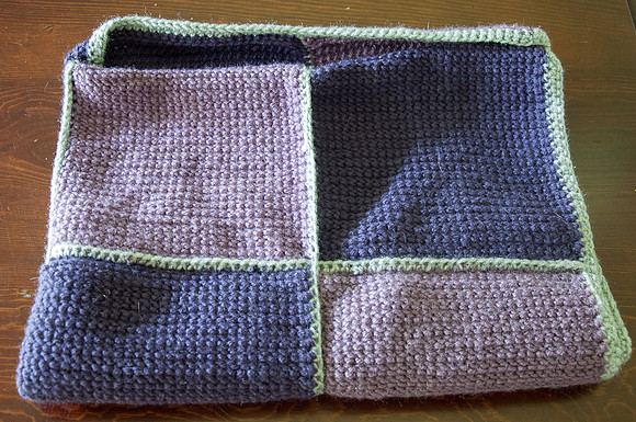 two-toned purple knitted blanket